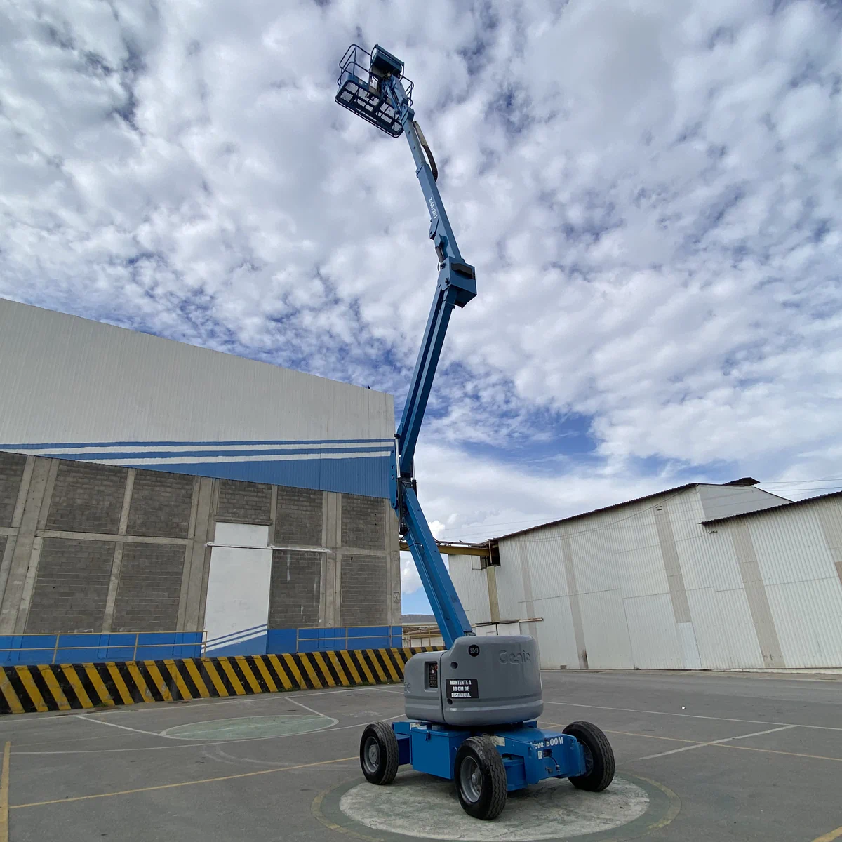 Brazo Articulado Genie 45ft extendido en obra